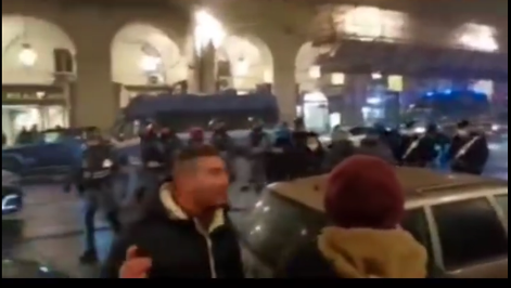 Rettorato, protesta No Green Pass: l’intervento della polizia non ferma l’occupazione