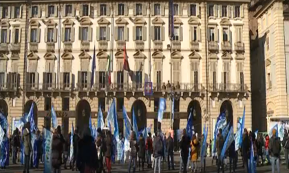 Sanità, ieri la protesta degli infermieri in piazza Castello. Il sindacato: "Ministro Brunetta, per favore ora ci eviti la retorica"
