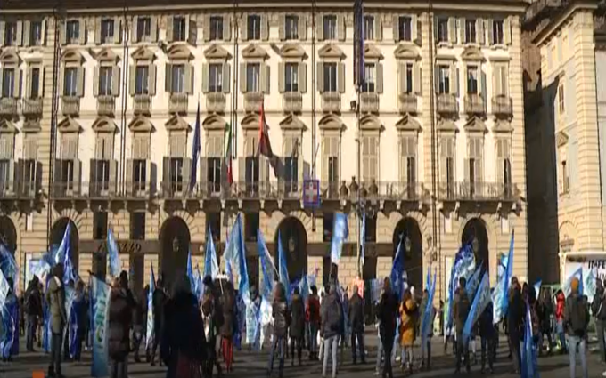 Sanità, ieri la protesta degli infermieri in piazza Castello. Il sindacato: “Ministro Brunetta, per favore ora ci eviti la retorica”