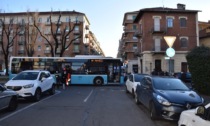 Incidente stradale in via Borgomanero: un bus della linea 65 viene urtato da una Citroen C3