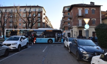 Incidente stradale in via Borgomanero: un bus della linea 65 viene urtato da una Citroen C3
