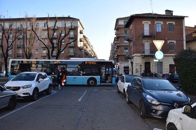 Incidente stradale in via Borgomanero: un bus della linea 65 viene urtato da una Citroen C3
