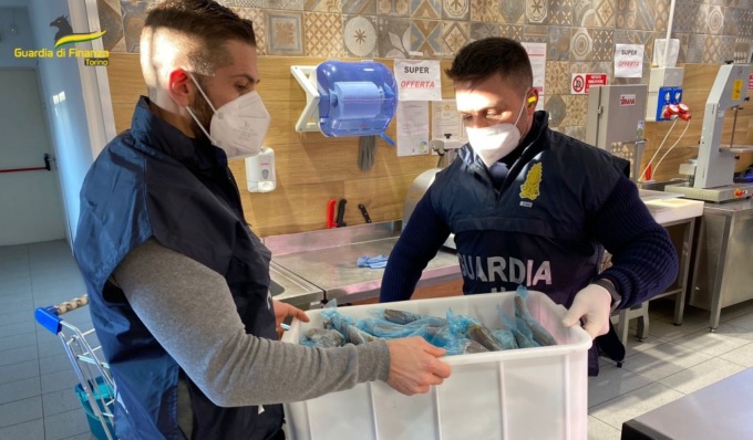 Pesce, legumi e spezie mal conservati, sequestrata una tonnellata di alimenti
