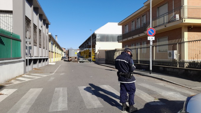 Nichelino, il forte vento fa crollare un muro di un’azienda nel quartiere Boschetto