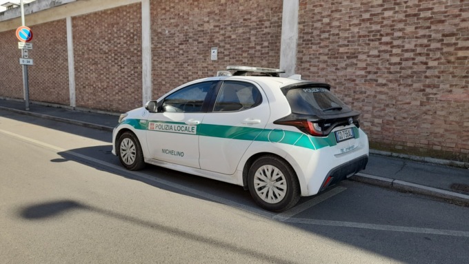 Moncalieri, donna sente pronunciare delle parolacce da un gruppo di 15enni, prende la macchina e distrugge un monopattino