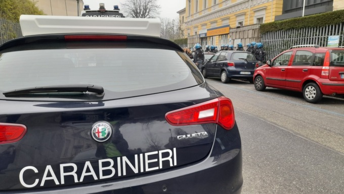 Aggredisce la moglie e tenta di lanciarla dal balcone, poi tenta due volte il suicidio