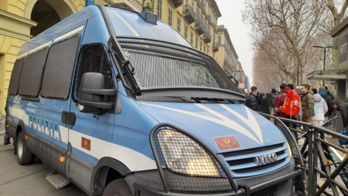 Consegna agli agenti un passaporto falso: arrestato un uomo che era destinatario di un ordine di carcerazione