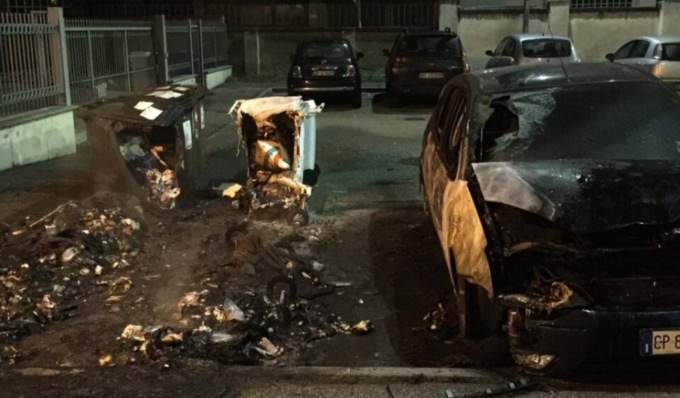 Notte di fuoco, incendiati da alcuni ignoti i cassonetti di rifiuti. Coinvolta anche un’auto