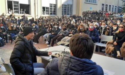 Protesta scuola, il rapper J-Ax incontra a sorpresa gli studenti del Regina Margherita