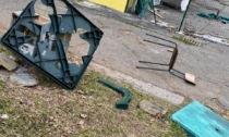 Nuovo raid vandalico a Nichelino: rotti tavoli e sedie davanti al comitato quartiere Boschetto