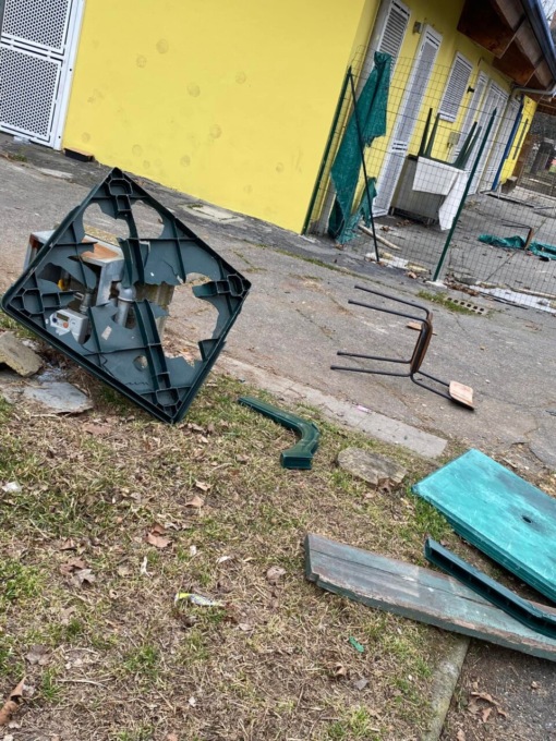 Nuovo raid vandalico a Nichelino: rotti tavoli e sedie davanti al comitato quartiere Boschetto