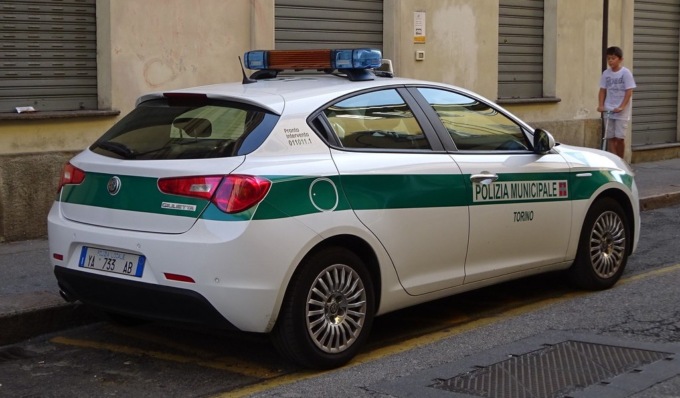 19enne non si ferma all’alt, viene inseguito e poi sanzionato dalla polizia municipale a Rivalta di Torino