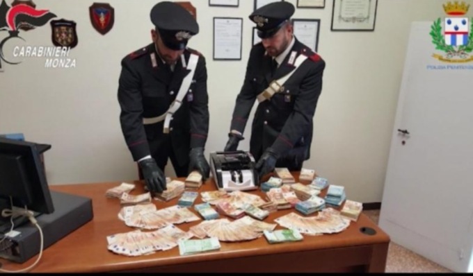 Si fingono carabinieri per derubare i pusher rivali: 800 chili di droga sequestrati