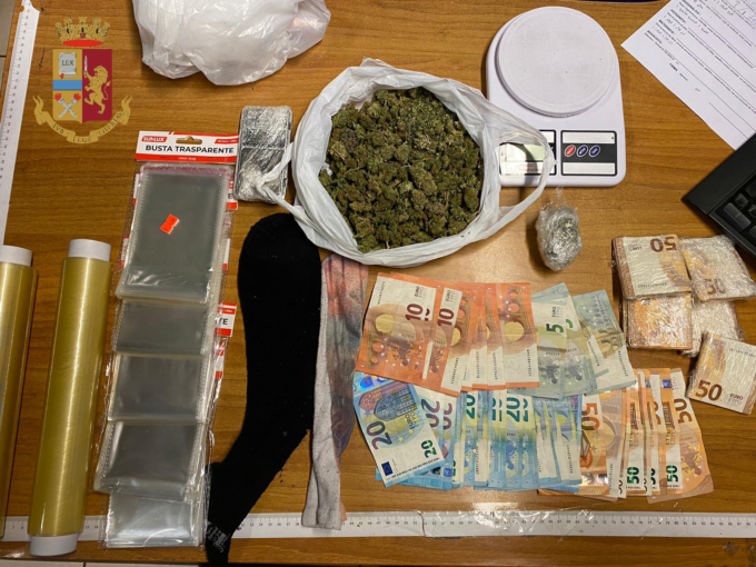 Barriera Milano, 6 arresti in poche ore: sequestrate centinaia di dosi, 1 chilo di cocaina e oltre 30mila euro