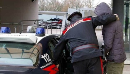 Vede i carabinieri e lancia in aria una dose di crack: arrestato