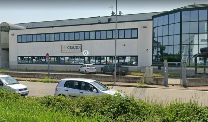 Cancello cade per il forte vento e travolge una 40enne, gravissima al Cto