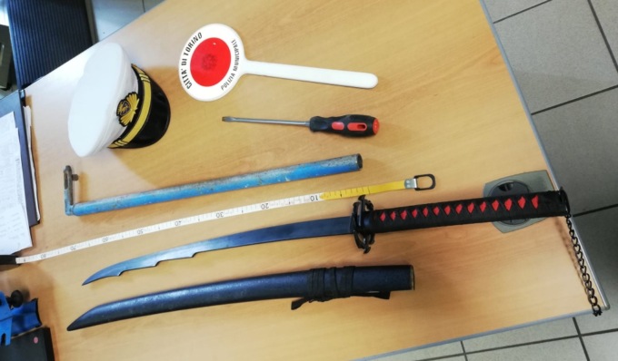 Viaggiava con una “katana” lunga un metro nel baule della macchina