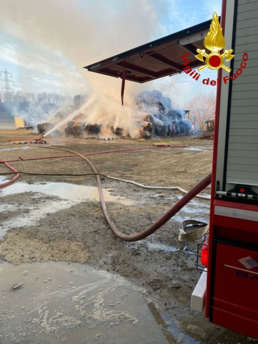 Incendio in un deposito di rotoballe all’aperto