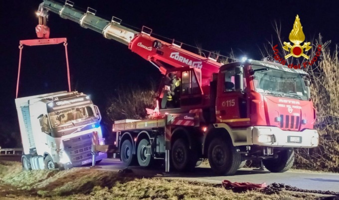 Le foto dell’autoarticolato finito fuori strada, il recupero dei Vigili del Fuoco