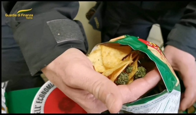 Traffico internazionale di stupefacenti, la droga nascosta nei sacchetti di patatine