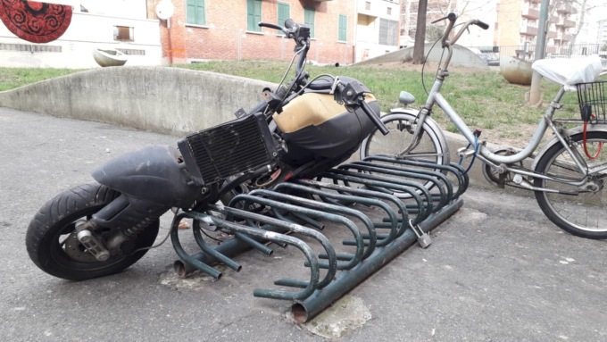 Controlli Atc e Polizia Municipale a Mirafiori: trovati biciclette e un motorino abbandonati