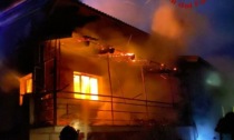 Casa divorata dalle fiamme a Condove, provvidenziale intervento dei Vigili del Fuoco