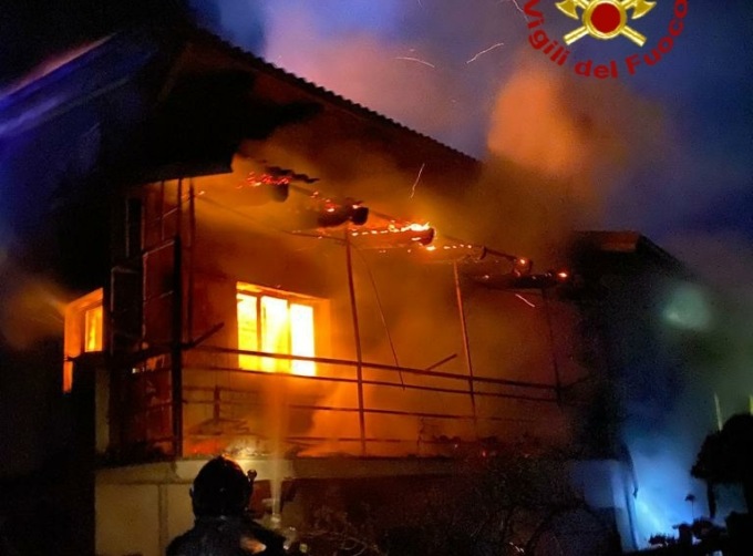 Casa divorata dalle fiamme a Condove, provvidenziale intervento dei Vigili del Fuoco