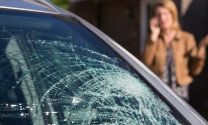 Sfonda il parabrezza di un'auto con una bici poi ne danneggia a calci altre 7