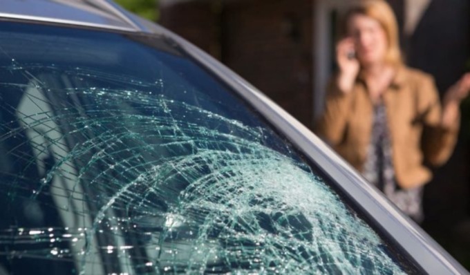 Sfonda il parabrezza di un’auto con una bici poi ne danneggia a calci altre 7