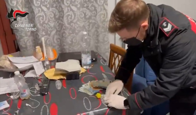Consegna a domicilio pizze e droga, fattorino pusher 29enne arrestato