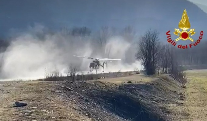 Il video dell’incendio nei boschi di Bussoleno alimentato dal forte vento