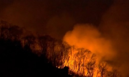 Il fuoco divora per tutta la notte i boschi di Cafasse, evacuate tre case