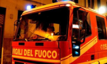Incendio in un capannone a Carignano: in fumo rifiuti e una parte di recinzione