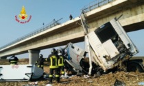 Schianto in tangenziale a Vercelli: muore gommista 55enne, grave autotrasportatore volato giù dal ponte