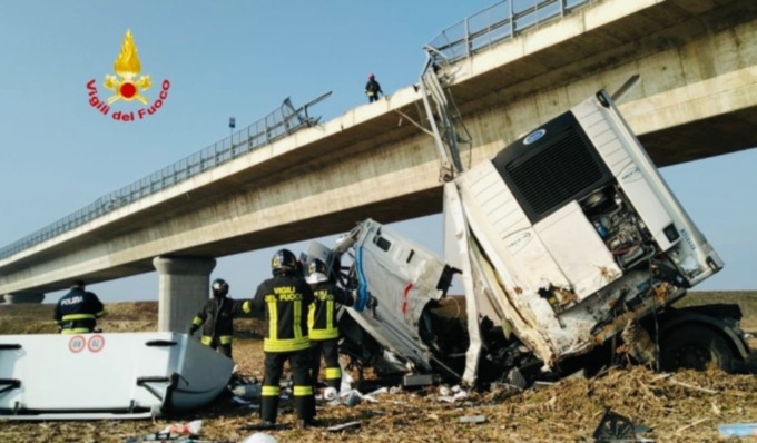 Schianto in tangenziale a Vercelli: muore gommista 55enne, grave autotrasportatore volato giù dal ponte
