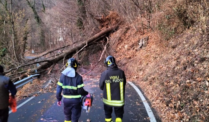 Il forte vento sferza la Val Susa (e non solo), diversi gli interventi dei Vigili del Fuoco