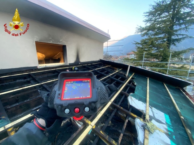 Prende fuoco improvvisamente una porzione di tetto di un edificio. Sul posto i Vigili del Fuoco