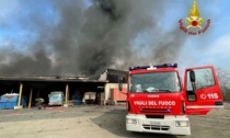 Incendio a None in una ditta di autotrasporti, a fuoco alcuni bancali e autocarri