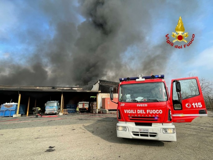 Incendio a None in una ditta di autotrasporti, a fuoco alcuni bancali e autocarri