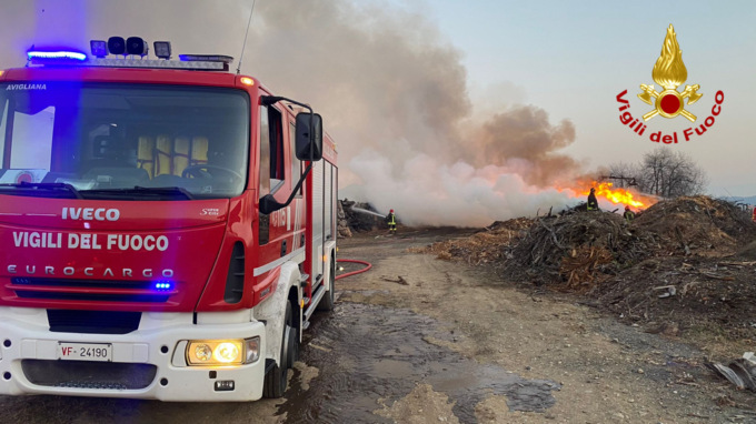 Incendio a Giaveno: in fumo 400 mc di tronchi di legno