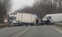 Schianto sulla provinciale tra camion, furgone e auto: tre feriti, uno è grave