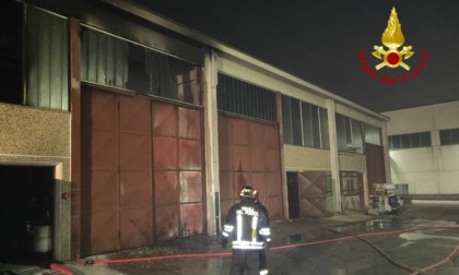 Incendio in un'azienda di resine, le fiamme intaccano due capannoni di ditte vicine