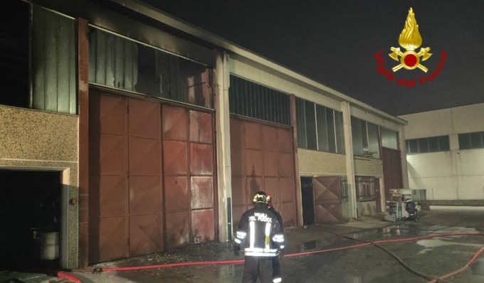 Incendio in un’azienda di resine, le fiamme intaccano due capannoni di ditte vicine