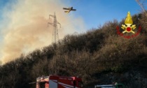 Il video e le foto dell'incendio nei boschi sopra Chianocco: in azione anche due Canadair