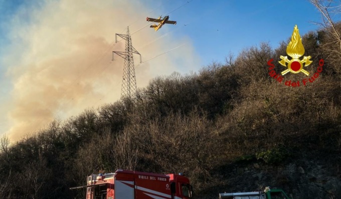 Il video e le foto dell’incendio nei boschi sopra Chianocco: in azione anche due Canadair