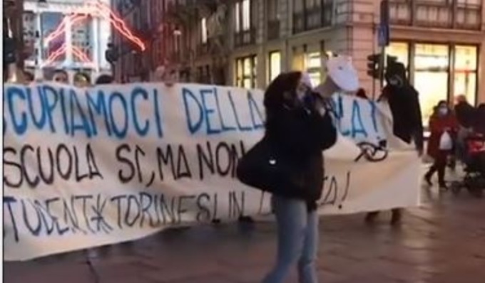 Nuova manifestazione degli studenti in piazza davanti alla Prefettura