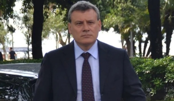 Cade dal balcone cambiando una lampadina, muore ex assessore: aveva 58 anni