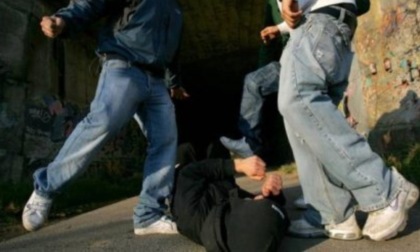 Picchiano il coetaeo 15enne per rapinarlo: baby gang in manette a Pietra Alta