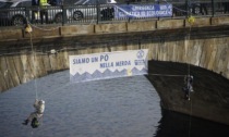 "Siamo un PO nella merda", attivisti di Extinction Rebellion appesi al ponte della Gran Madre