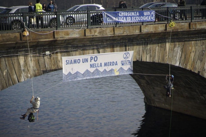 “Siamo un PO nella merda”, attivisti di Extinction Rebellion appesi al ponte della Gran Madre